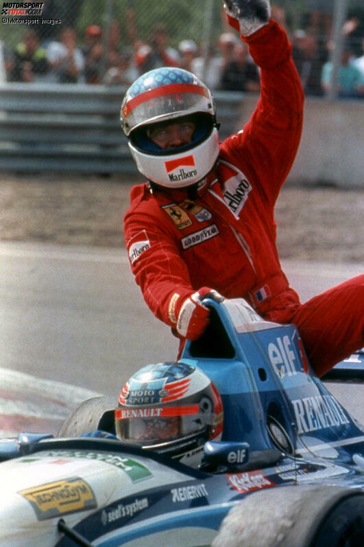 Rennsieger Jean Alesi fährt beim Grand Prix von Kanada in Montreal 1995 bei Michael Schumacher mit.