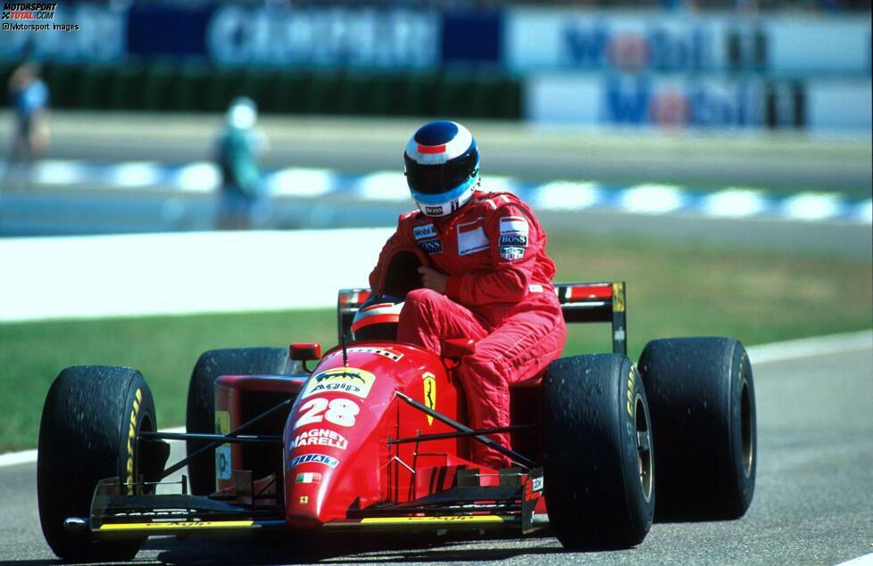 Mika Häkkinen fährt beim Grand Prix von Deutschland auf dem Hockenheimring 1995 bei Gerhard Berger mit.