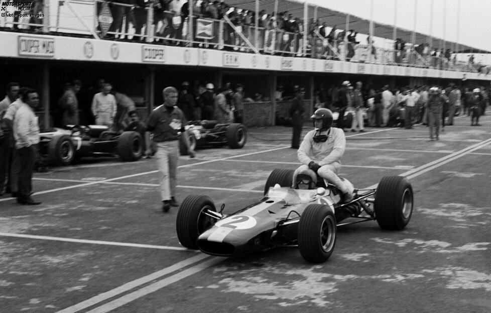 Jim Clark fährt 1966 beim Grand Prix von Mexiko in Mexiko-Stadt bei seinem Teamkollegen Peter Arundell mit.