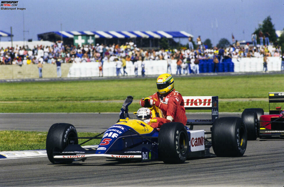 Ayrton Senna fährt beim Grand Prix von Großbritannien in Silverstone 1991 bei Nigel Mansell mit.