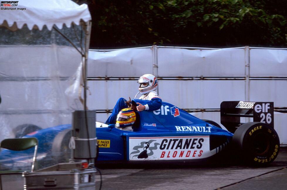 Martin Brundle fährt beim Grand Prix von Japan in Suzuka 1993 bei seinem Teamkollegen Mark Blundell mit.