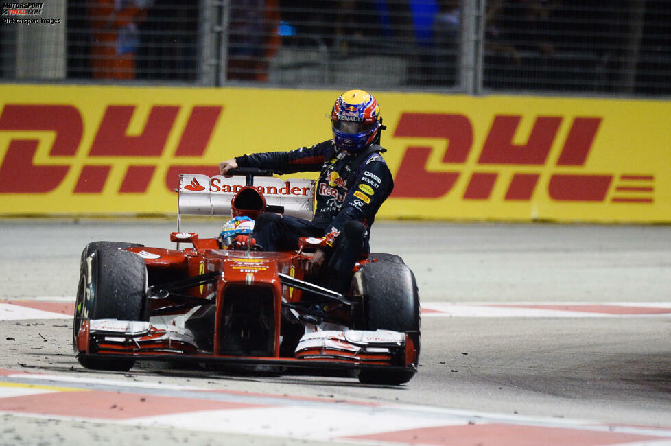 Mark Webber fährt beim Grand Prix von Singapur 2013 bei Fernando Alonso mit.