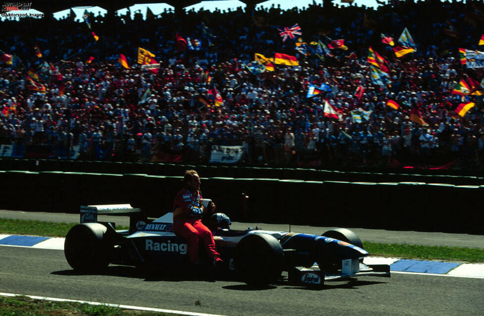 Rubens Barrichello fährt beim Grand Prix von Deutschland auf dem Hockenheimring 1995 bei David Coulthard mit.