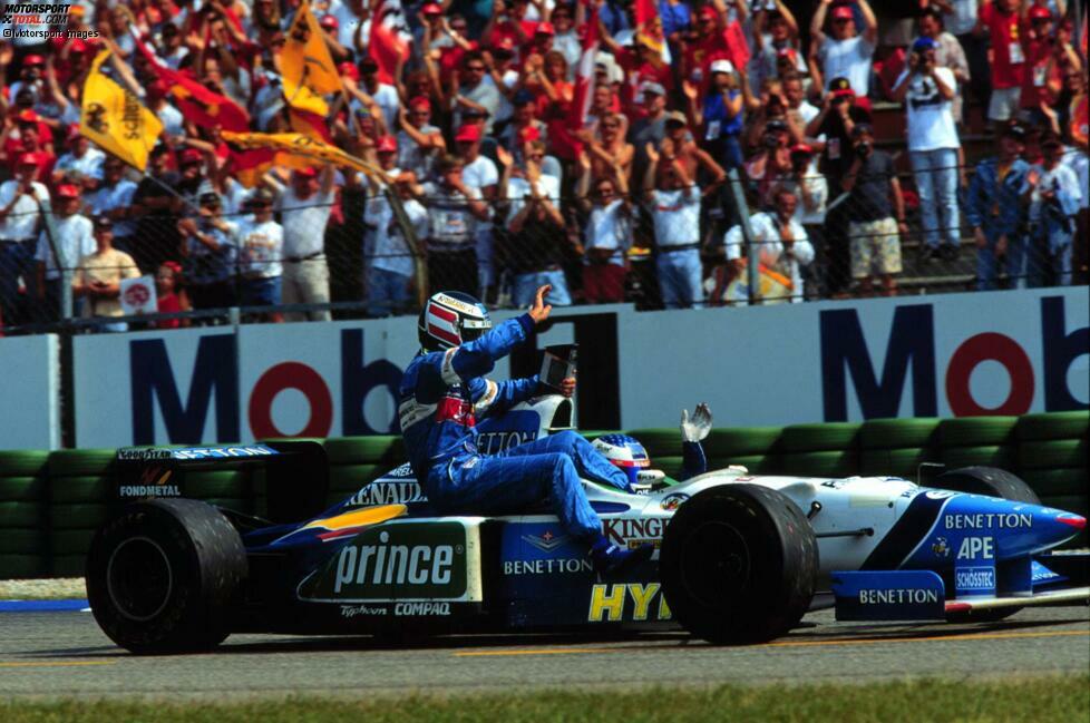Gerhard Berger fährt beim Grand Prix von Deutschland auf dem Hockenheimring 1996 bei seinem Teamkollegen Jean Alesi mit.