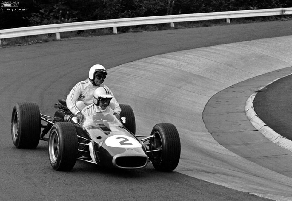 Jack Brabham fährt beim Grand Prix von Deutschland auf dem Nürburgring 1967 bei seinem Teamkollegen Denny Hulme mit.