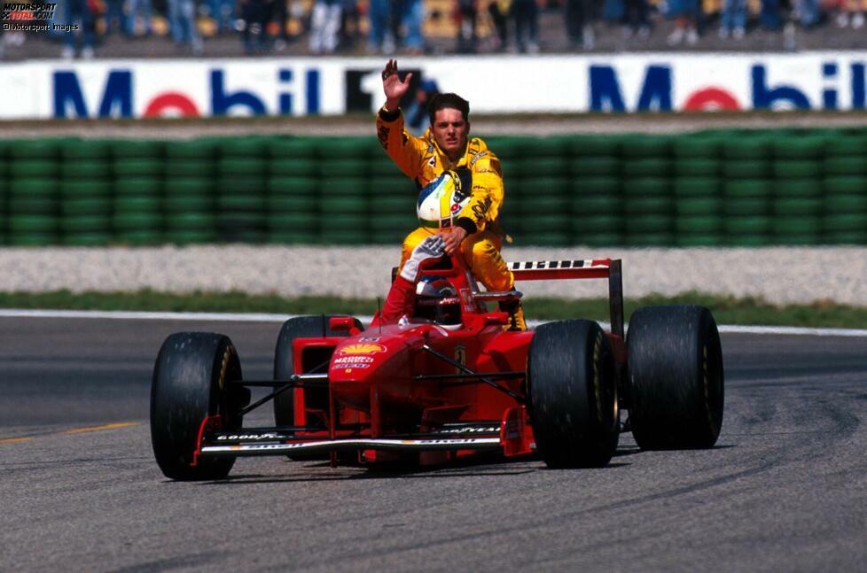 Ginacarlo Fisichella fährt beim Grand Prix von Deutschland auf dem Hockenheimring 1997 bei Michael Schumacher mit.
