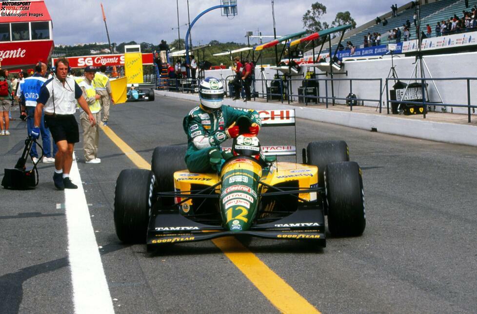 Mika Häkkinen fährt beim Grand Prix von Portugal in Estoril 1992 bei seinem Teamkollegen Johnny Herbert mit.