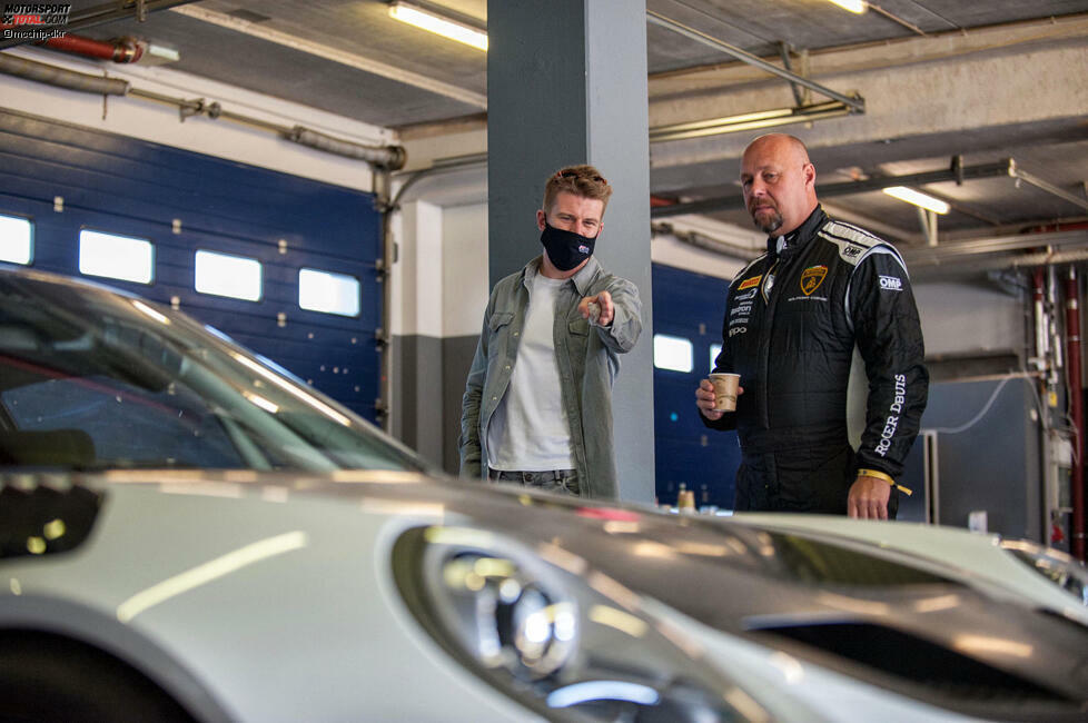 Hülkenberg bestaunt hier einen Porsche 911 GT2 RS Clubsport mit dem Fahrerkunden Mike Hansch - mit einem ähnlichen Modell absolviert er nach dem Test noch einige Runden auf der legendären Nürburgring-Nordschleife