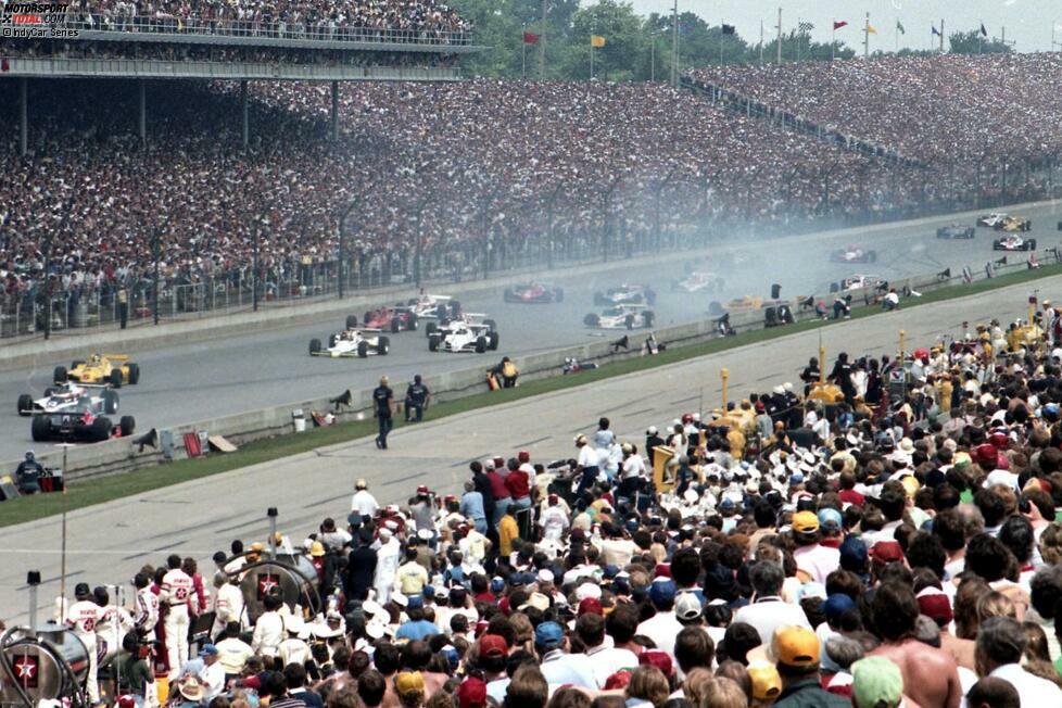 #1 - 1982: Kevin Cogan löst großen Startcrash aus, der unter anderem die Topstars A.J. Foyt und Mario Andretti früh um alle Chancen bringt. Um den Sieg kämpfen Rick Mears und Gordon Johncock. Mears greift in der letzten Runde an, kommt aber nicht vorbei. Johncock gewinnt mit 0,160 Sekunden Vorsprung - bis dahin das engste Indy-Finish.