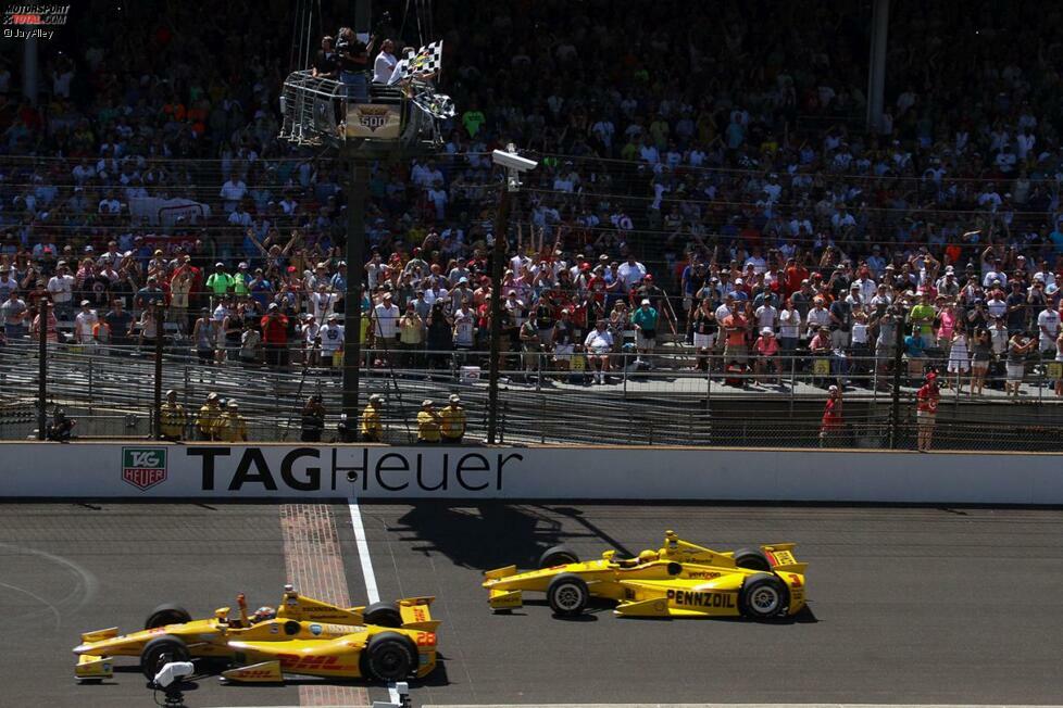 #5 - 2014: Helio Castroneves und Ryan Hunter-Reay machen den Sieg unter sich aus. Vier Runden vor Schluss drückt sich Hunter-Reay auf P1 vor. Der 