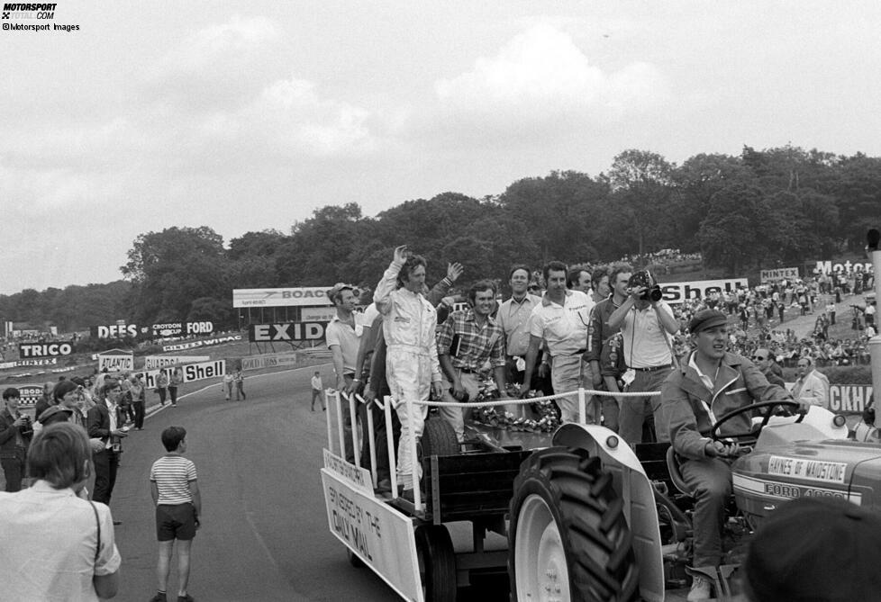 ...feierten Rindt und das Lotus-Team ihren Triumph in Brands Hatch mit einer Ehrenrunde, auf der sie sich von einem Traktor über die Strecke und vorbei an den Fans bugsieren ließen.