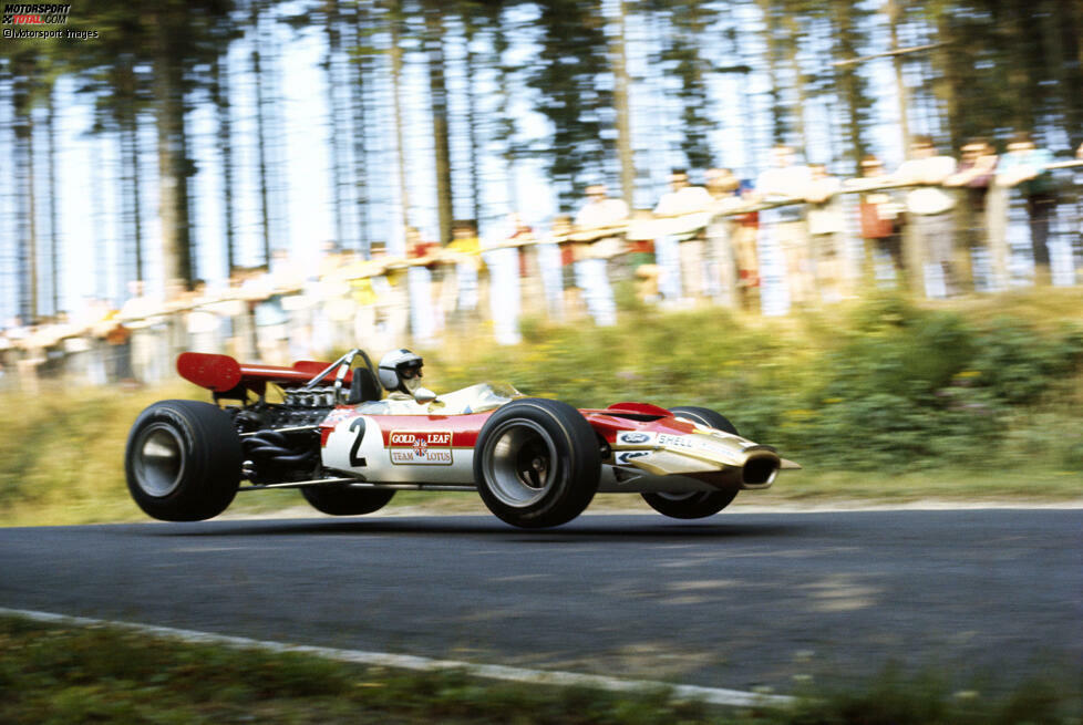 Nach einer Saison bei Brabham wechselt Rindt 1969 zu Lotus (im Bild auf dem Nürburgring). Nach einem schweren Unfall in Spanien kämpft er sich in Italien und Kanada wieder zurück aufs Podest.