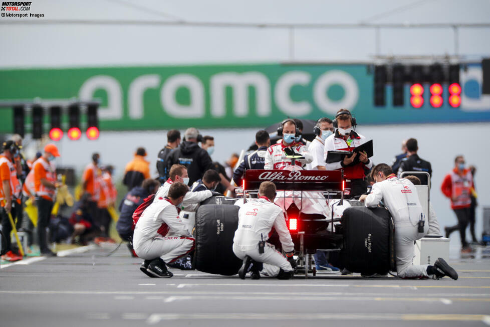 In der Formel 1 wird nichts dem Zufall überlassen. Für alles gibt es Regeln. Während die wichtigsten Vorschriften dabei allgemein bekannt sind, haben wir uns einmal durch das komplette sportliche Reglement gegraben und einige - teils kuriose - Regeln gefunden, die so nicht jeder auf dem Schirm haben dürfte ...