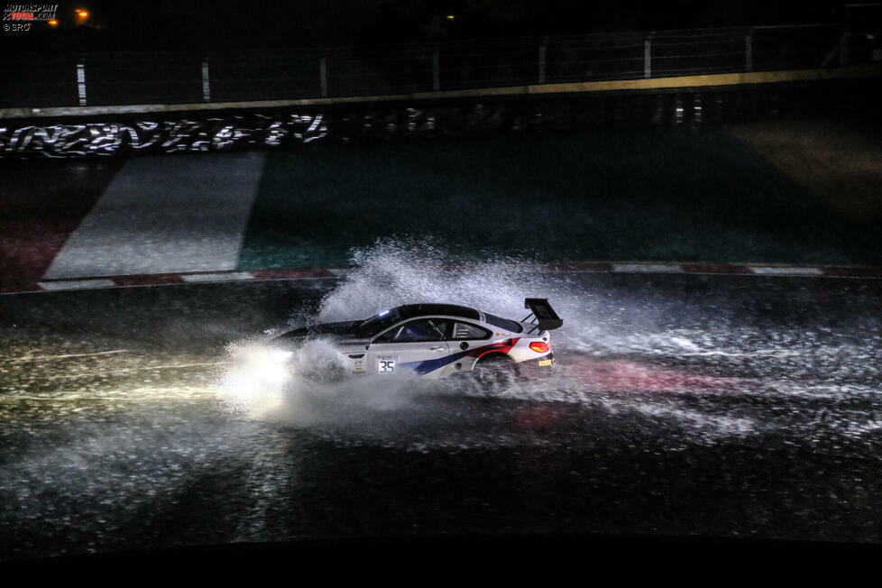 Beim Höhepunkt des Gewitters erinnerte die Strecke an eine Rallye-Wertungsprüfung mit Wasserdurchfahrten