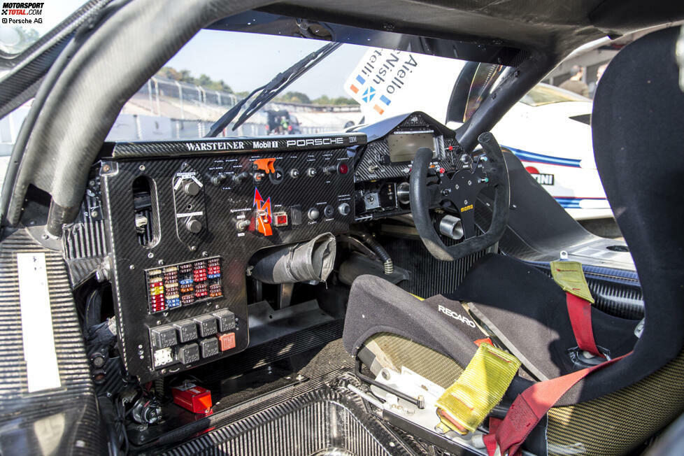 Beim Porsche 911 GT1 aus dem Jahr 1998 beginnt dann langsam die Entwicklung. Das Lenkrad ist nun nicht mehr nur rund.