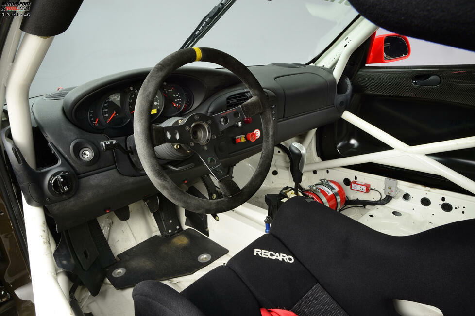 Im Kundensport, hier das Cockpit des Porsche 911 GT3 Cup von 2000, sieht das Lenkrad hingegen noch vor 20 Jahren ganz klassisch aus.