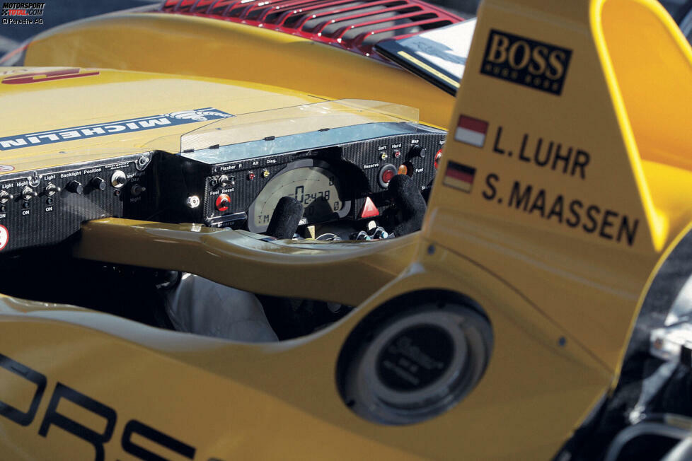 Zur gleichen Zeit wirkt das Lenkrad des Porsche RS Spyder  schon deutlich modernen.
