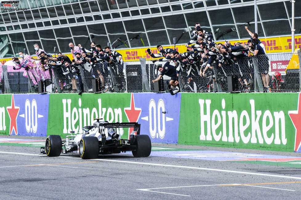 Monza 2020: Weil Hamilton während des Safety-Cars zum Reifenwechsel kommt, obwohl die Boxengasse geschlossen ist, erhält er eine Zeitstrafe und verliert den sicheren Sieg. Nach roter Flagge und Neustart siegt überraschend Gasly, der mit Sainz und Stroll auf dem Treppchen steht.