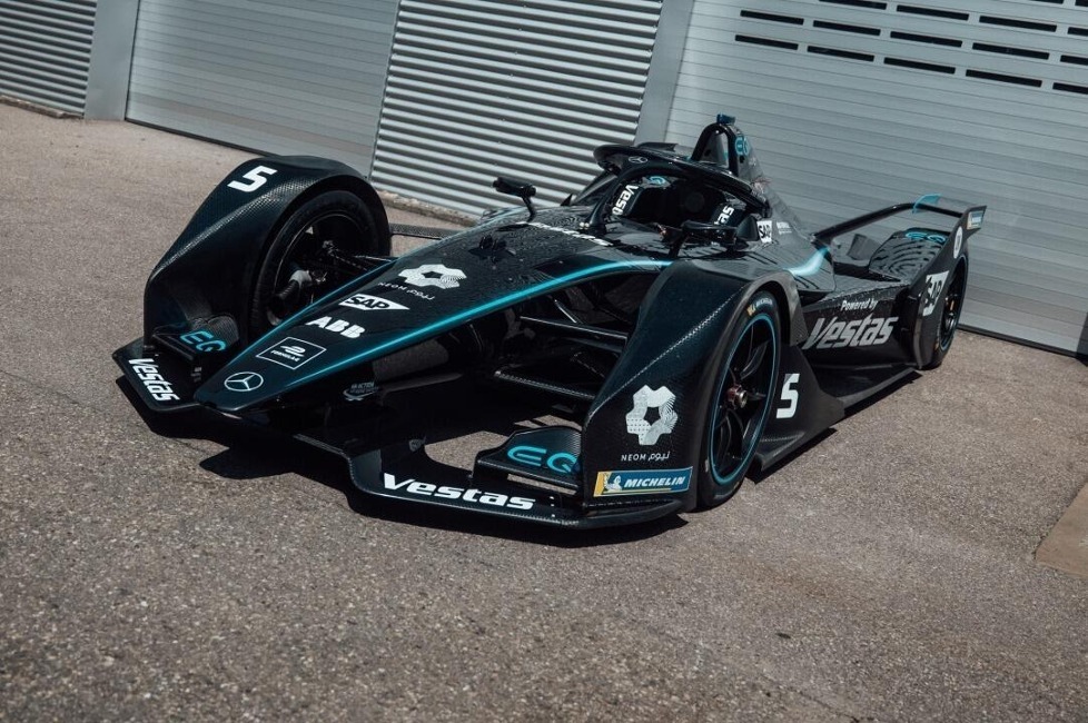 Um ein Zeichen gegen Rassismus und Diskriminierung zu setzen, färbt Mercedes auch das Formel-E-Auto für die Berlin-Rennen in schwarz um