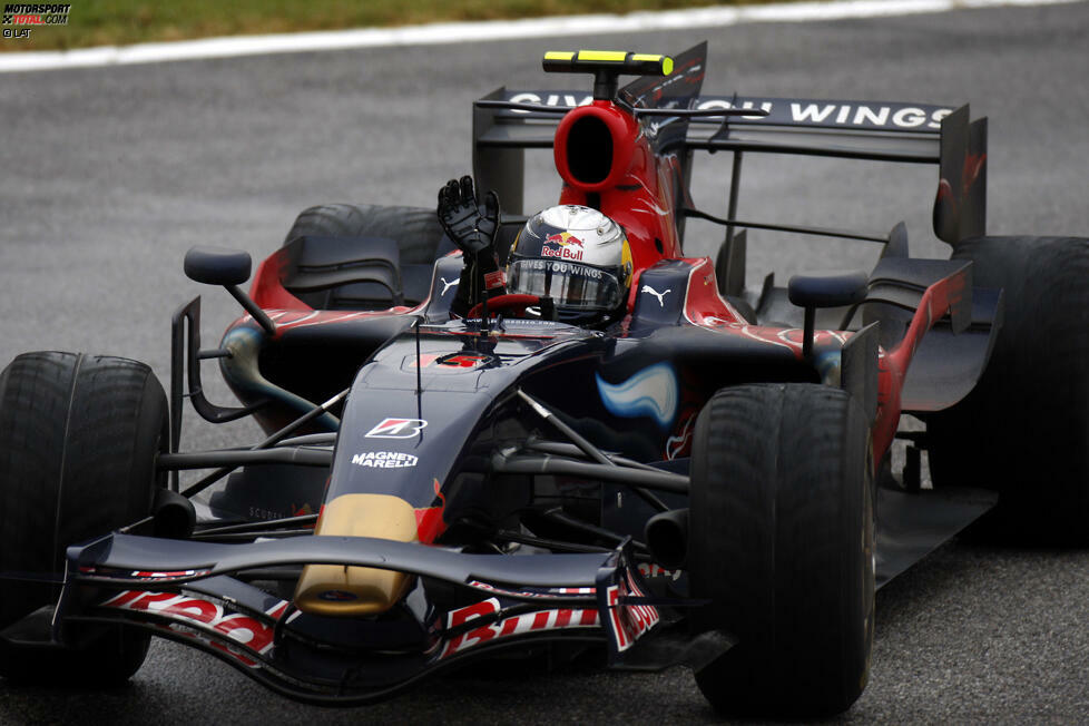 Vettels Sensationssieg (2008): Nach Michael Schumacher hat Formel-1-Deutschland einen neuen Helden. Im Toro Rosso - ehemals Minardi - gewinnt der damals 21-jährige Sebastian Vettel sensationell im nassen Monza. Viele Beobachter ahnen bereits: Da fährt ein zukünftiger Weltmeister!