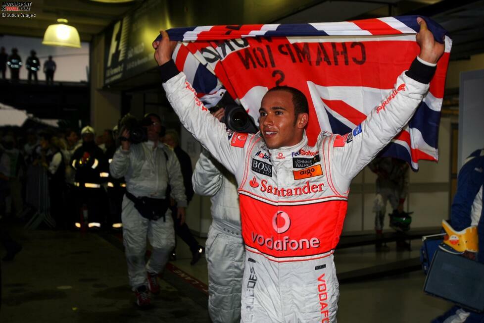 Hamiltons erster Streich (2008): 2007 verpasst er den Titel noch um einen Zähler an Räikkönen, 2008 schlägt die große Stunde von Lewis Hamilton. In seinem erst zweiten Jahr wird er zum ersten Mal Weltmeister. Bereits da deutet sich an, dass der Name Hamilton in den Formel-1-Geschichtsbüchern noch ein ganz wichtiger werden wird ...