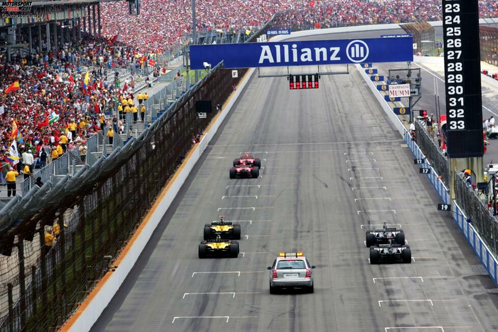 Skandalrennen in Indianapolis (2005): Das Bild ist unvergessen. In Indianapolis starten nur sechs Autos, weil sich alle Michelin-Teams nach einem schweren Unfall von Ralf Schumacher zurückziehen. Zu groß ist das Risiko weiterer Reifenschäden. Versuche, das Rennen zu retten, scheitern. Das Formel-1-Image ist in den USA auf Jahre ruiniert.