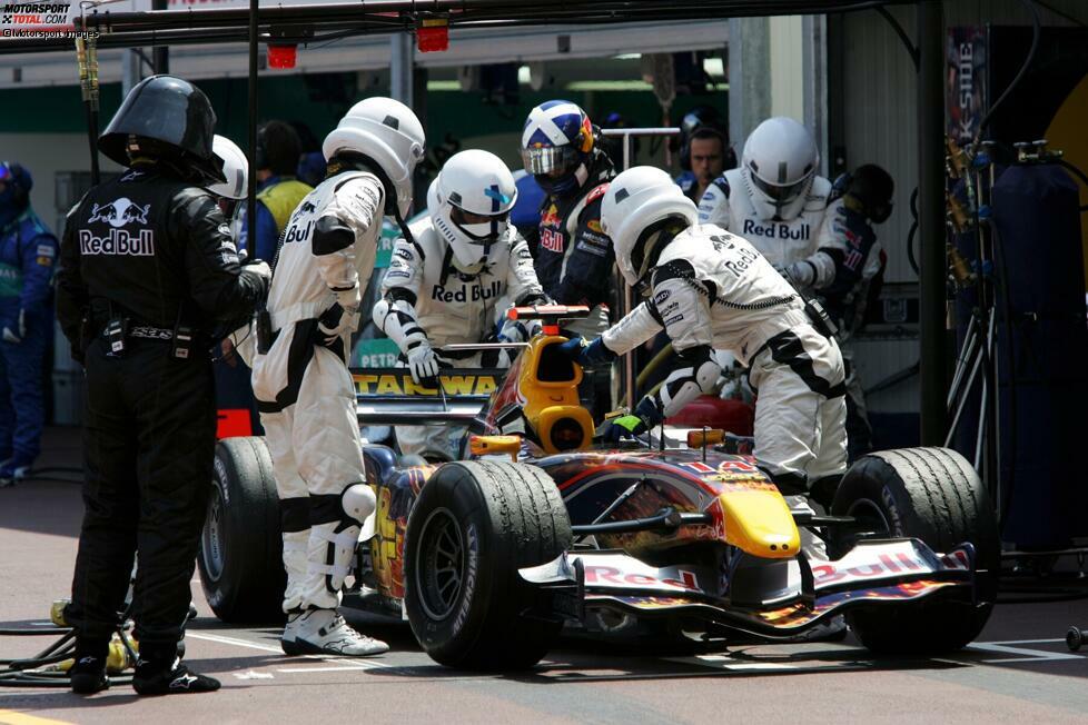 Pech auch für Red Bull: Neben Coulthard scheidet auch Teamkollege Vitantonio Liuzzi aus. An der Nullnummer können auch die als Sturmtruppen verkleideten Mechaniker nichts ändern.