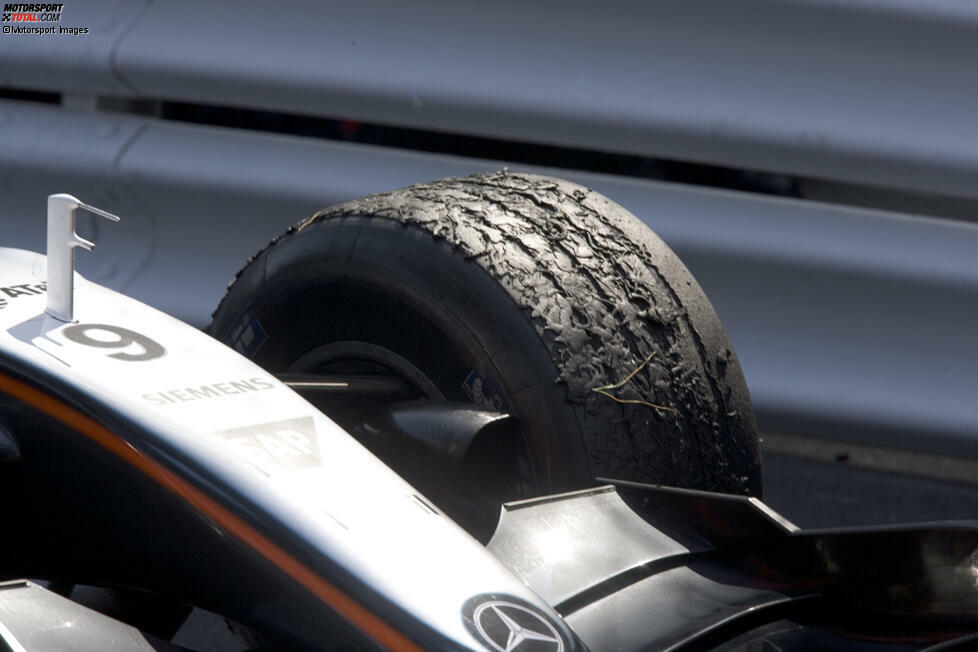 Die Pneus sind in der ganzen Saison 2005 immer wieder ein großes Thema, denn Reifenwechsel sind damals verboten. Kein Wunder, dass auch Räikkönens Gummis nach Rennende ziemlich runter sind.