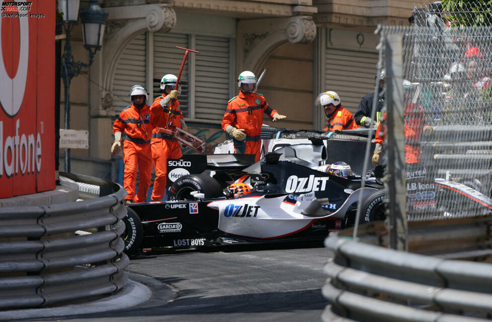 ... ein Dreher von Christijan Albers wirft die McLaren-Strategie über den Haufen. Nach etwas Verwirrung kommt in Runde 25 das Safety-Car raus.