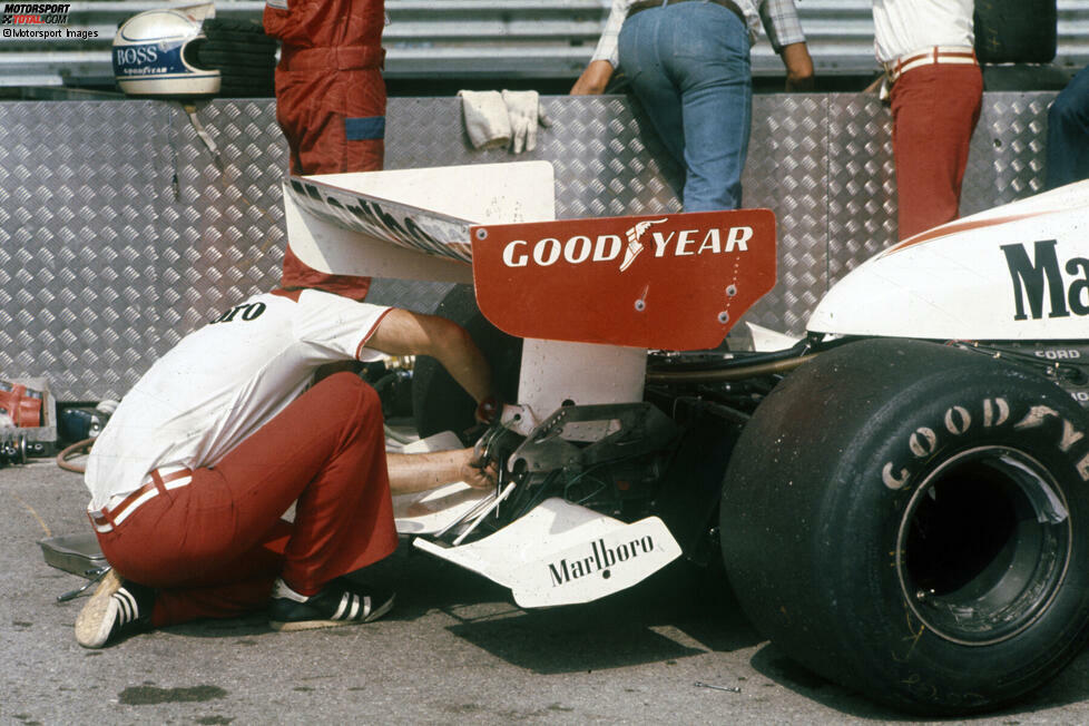 1976: Zwei Jahre später versucht sich McLaren am Heck mit einem zusätzlichen Flügel, um mehr Abtrieb zu generieren.