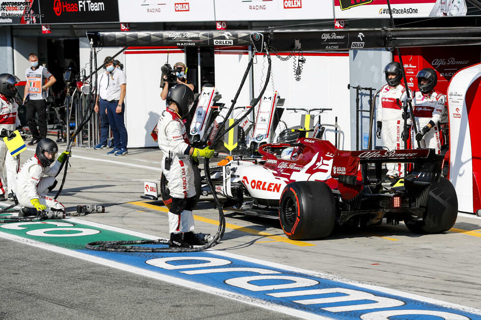 Antonio Giovinazzi (4): In Qualifying und Rennen langsamer als der Teamkollege. Zwischenzeitlich nur deshalb so weit vorne, weil er wie Hamilton stoppte, als die Boxengasse geschlossen war. Die Strafe rechnen wir ihm übrigens gar nicht so sehr an, das hat das Team vermasselt. Trotzdem kein guter Auftritt beim Heimspiel.