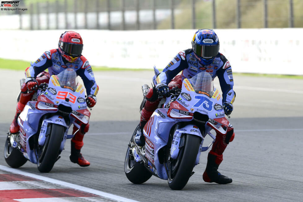 Vier Jahre später sind die Brüder erneut Teamkollegen, diesmal bei Gresini-Ducati. Nach dem Weggang von Honda findet Marc Marquez zu alter Stärke zurück. 2025 wechselt er ins Ducati-Werksteam.