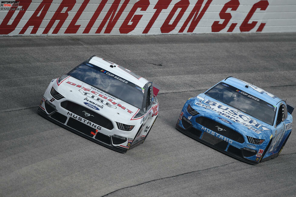 Renn-Action: Brad Keselowski vor Kevin Harvick