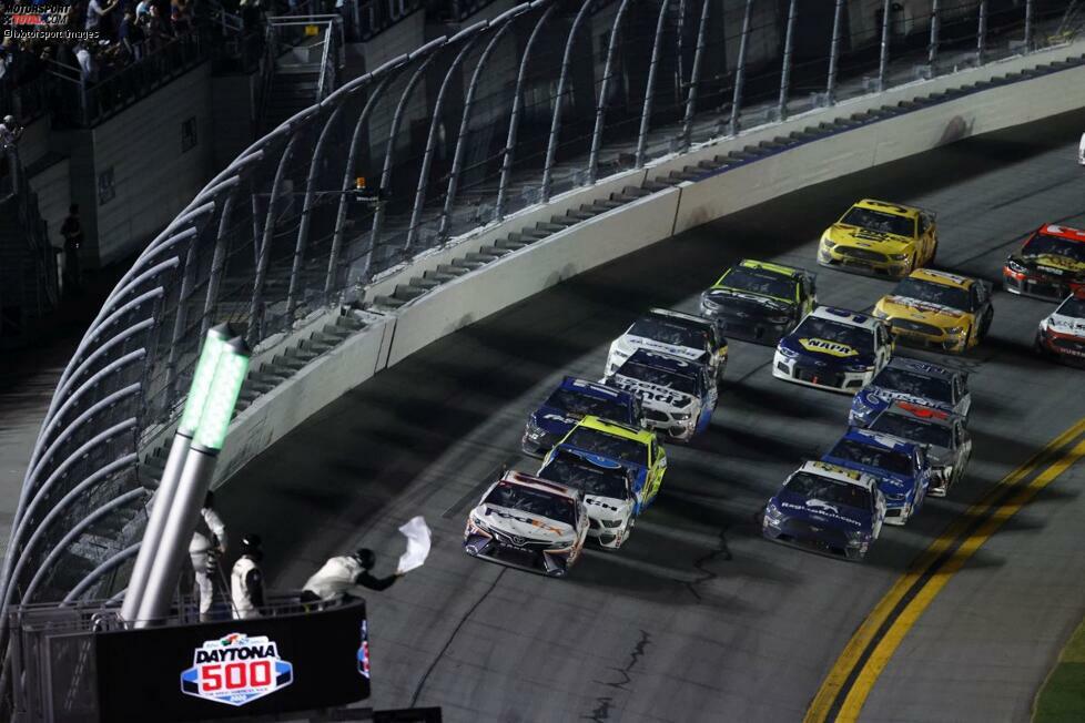 Weiße Flagge für die letzte Runde in der zweiten Verlängerung beim 62. Daytona 500, dem Auftakt der NASCAR Cup-Saison 2020: Denny Hamlin führt auf der Außenbahn vor Ryan Newman und Ryan Blaney.