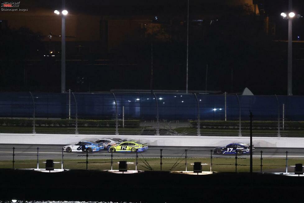 Auf der Gegengerade - eine halbe Runde vor Schluss - schiebt Blaney im gelben #12 Penske-Ford den hellblau/weißen #6 Roush-Ford von Newman an Hamlin vorbei in Führung.