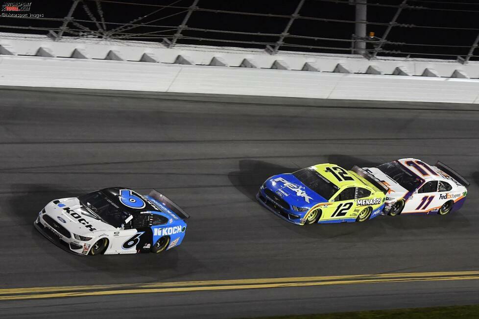 Newman hat auch in Turn 4, der letzten Kurve, noch die Nase vorn. Aber nun ist es Hamlin, der Blaney anschiebt und ihn so auf den letzten Metern näher an Newman heranbringt.