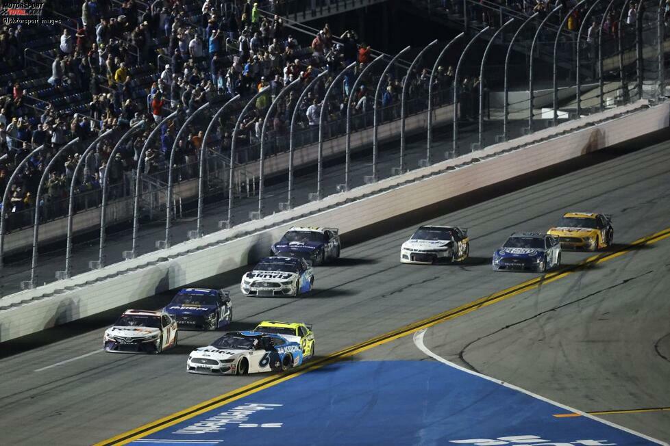 ... Hamlins Hintermann Chris Buescher (Newmans Roush-Teamkollege) liegt etwas zurück. Genau das ist Hamlins Glück, denn Blaney erwischt Newmans Roush-Ford rechts hinten und ...