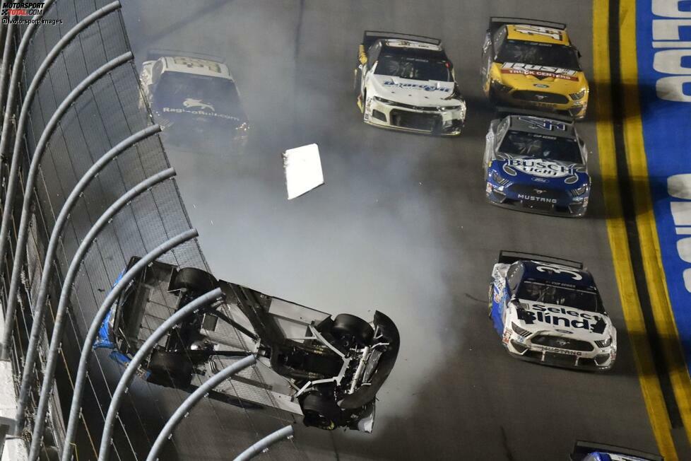 ...  auf der Außenbahn Corey LaJoie im dunkelblau/weißen Go-FAS-Ford mit vollem Tempo näher.