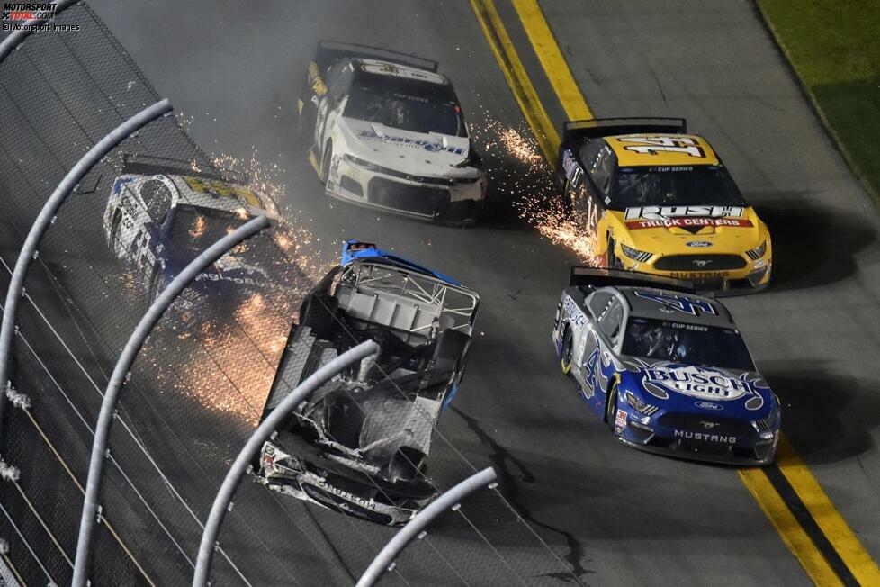 Der dunkelblau/weiße Go-FAS-Ford rauscht quasi unter Newmans Roush-Ford, der weiter auf dem Dach dahin schlittert.