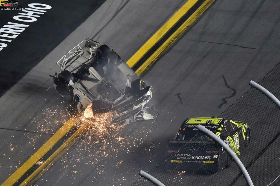 Justin Haley (Kaulig-Chevrolet) kann gerade so ausweichen, als das, was von Newmans Roush-Ford noch übrig ist ...