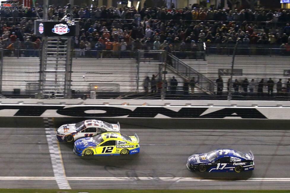 Wenige Sekunden zuvor, als sich Newmans Auto gerade überschlagen hatte, kreuzte Denny Hamlin, der dem Crash ganz knapp entkam, mit 0,014 Sekunden vor Ryan Blaney, der den Crash ausgelöst hatte, als Daytona-500-Sieger 2020 die Zielline. Dritter: Newmans Teamkollege Chris Buescher.