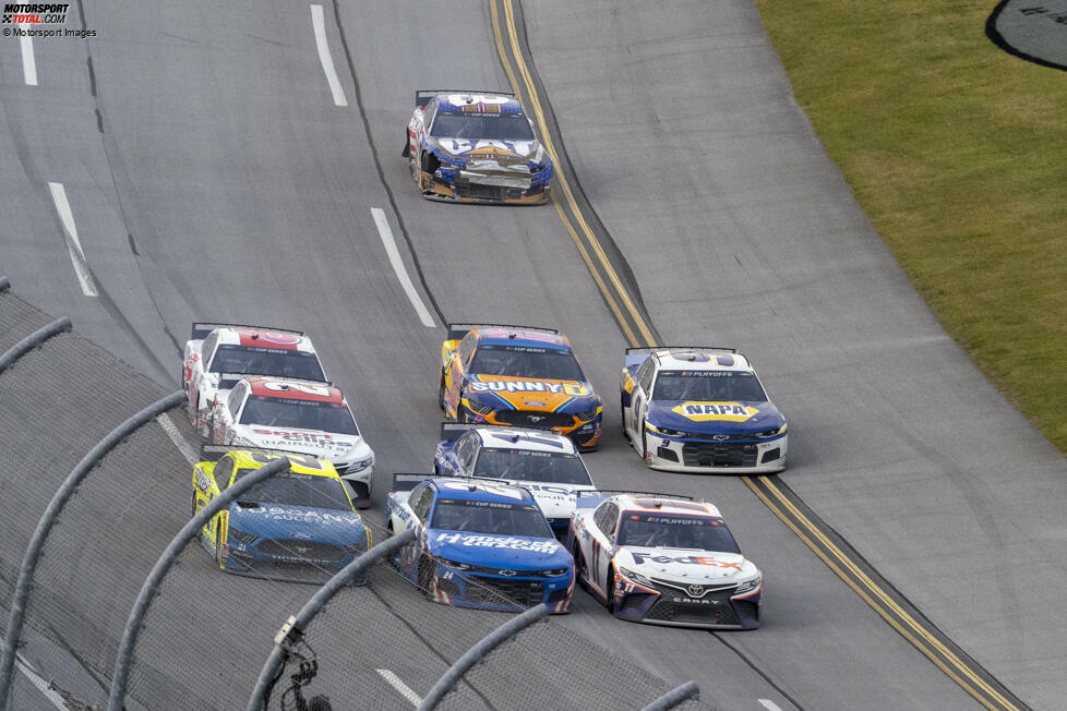 #5: 0,086 Sekunden (*) zwischen Denny Hamlin und Erik Jones - YellaWood 500 der NASCAR Cup Series am 4. Oktober in Talladega. Matt DiBenedetto kam 0,023 Sekunden hinter Hamlin als Zweiter ins Ziel, wurde im Ergebnis aber zurückversetzt. So wurde Hamlin mit 0,086 Sekunden vor Erik Jones gewertet.