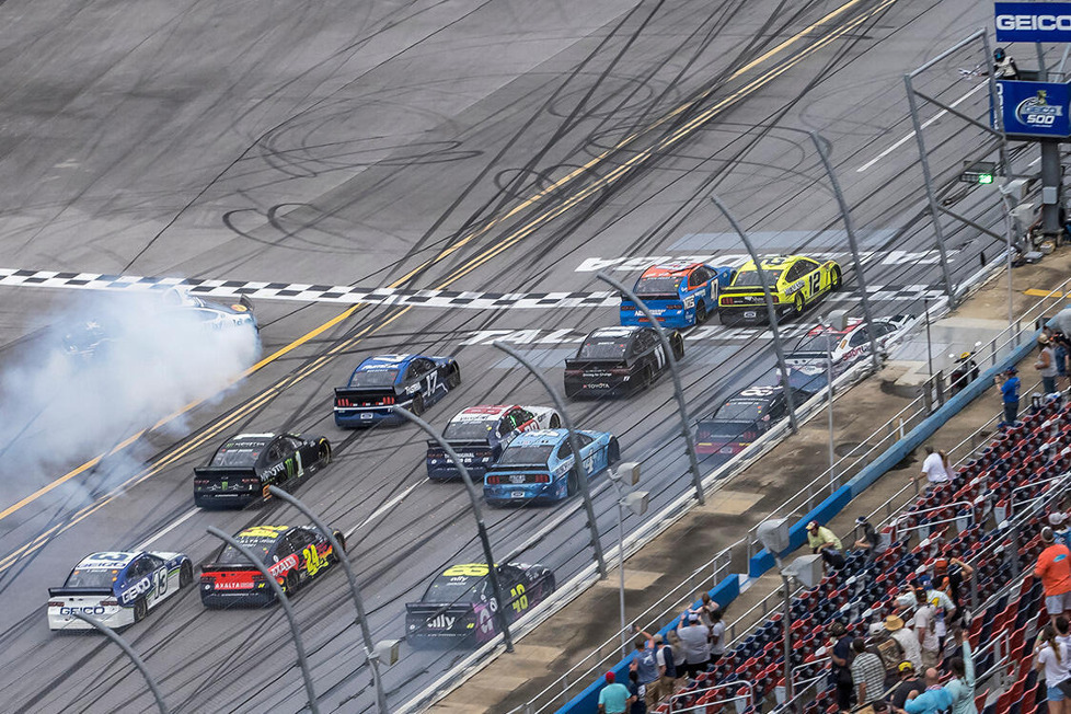 Die zehn knappsten Abstände zwischen Sieger und Zweitplatziertem im Jahr 2020 in den drei NASCAR-Ligen Cup, Xfinity und Truck!