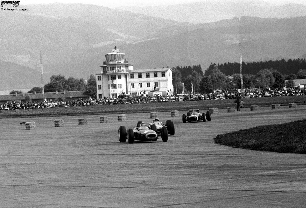 Aber nicht nur in Wien wird 1961 bereits Formel 1 gefahren, auch in Zeltweg. Auf dem Militärflughafen Hinterstoisser wird das zweite Rennen ohne WM-Status ausgetragen. Bis auf Ferrari sind alle Marken mit ein bis zwei Werkswagen vertreten. Innes Ireland gewinnt auf Lotus. Als Preis darf er einen prächtigen Hirsch schießen.