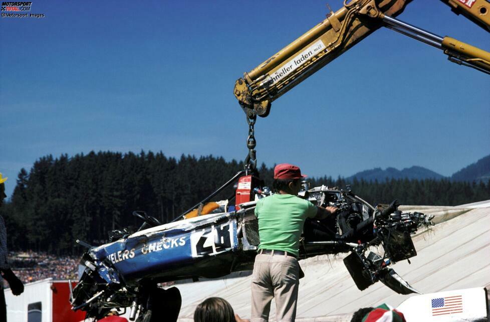 1975 folgt ein Schockmoment: Mark Donohue verunfallt in der schnellen Hella-Licht-Rechtskurve im Freien Training aufgrund eines Reifenschadens schwer. Obwohl er zunächst bei Bewusstsein ist, stirbt der US-Amerikaner wenige Tage später im Krankenhaus an einer Gehirnblutung. Auch ein Streckenposten wird bei dem Unfall getötet.