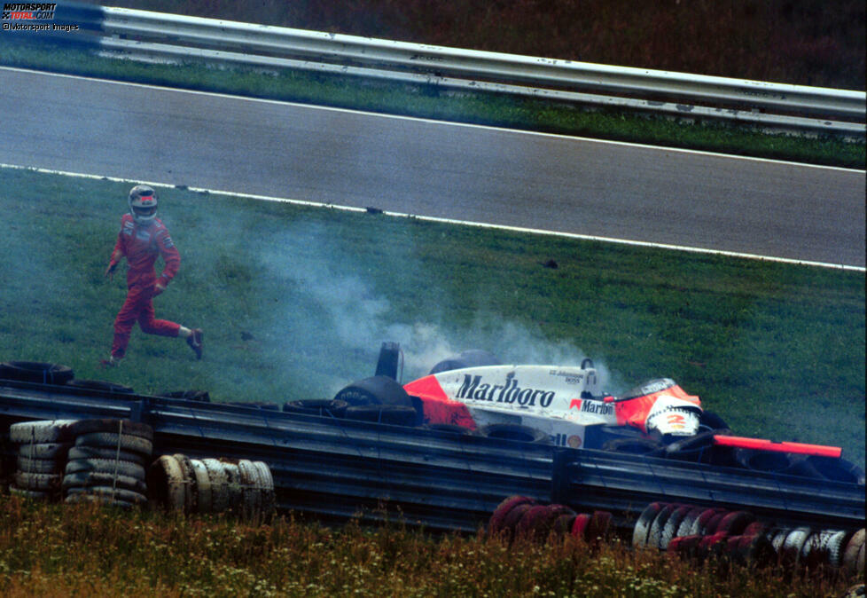 Der Österreich-Grand-Prix 1987 steht unter keinem guten Stern: Im Training verunfallt Stefan Johansson im McLaren, nachdem er bei 250 km/h mit einem Reh kollidiert, das von Fotografen im Feld unabsichtlich aufgescheucht wurde. Der Schwede erleidet ein Peitschenschlag-Syndrom. Doch es soll noch schlimmer kommen ...