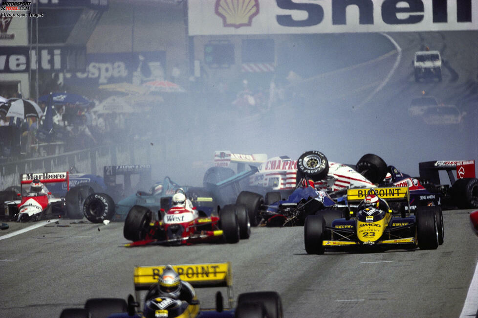 ... denn der Start zum Grand Prix muss zweimal wiederholt werden. Zunächst hebt Martin Brundles Zakspeed im Mittelfeld auf einer Bodenwelle ab und wird zur Straßensperre. Beim zweiten Start kommt Nigel Mansell im Williams nicht weg (Kupplungsschaden). Beim dritten Anlauf starten immerhin noch 26 Autos.