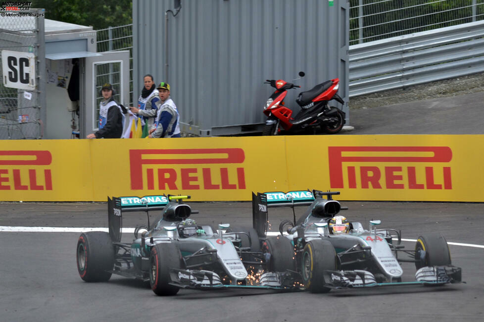 2016 sieht es nach dem Hattrick für den Deutschen aus, doch in der letzten Runde kracht es zwischen den WM-Kontrahenten! Hamilton kann sich die Führung und den Sieg schnappen, während Rosberg seinen beschädigten Mercedes als Vierter ins Ziel rettet. Die Kollision sorgt für weiteren Stunk im Duell der Sterne.