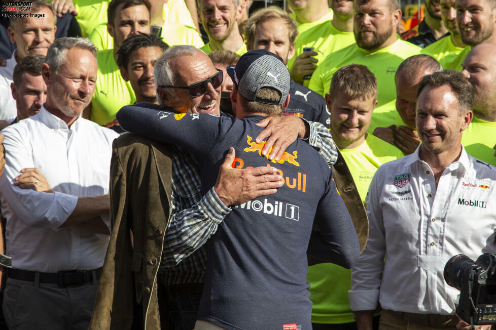 Nach einem weiteren Mercedes-Sieg durch Bottas 2017 setzt Max Verstappen dem Formel-1-Projekt von Dietrich Mateschitz mit seinem Sieg auf der Heimstrecke 2018 die Krone auf. Der Holländer gewinnt überraschend vor zahlreichen niederländischen Fans, Spielberg tobt und feiert die neue Bullen-Hoffnung.