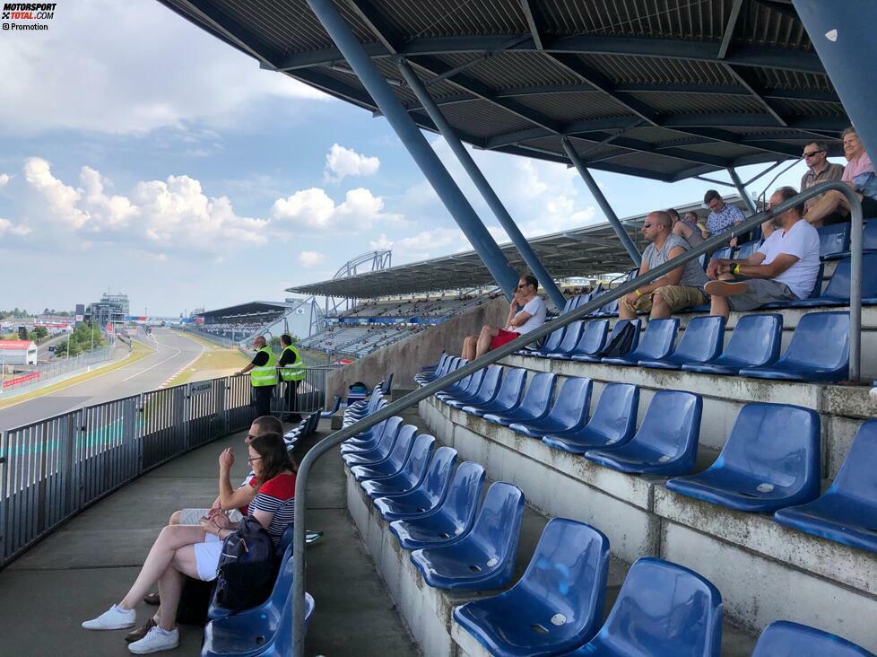 Auf der Tribüne herrschte eine entspannte Atmosphäre mit viel Abstand zu anderen Menschen